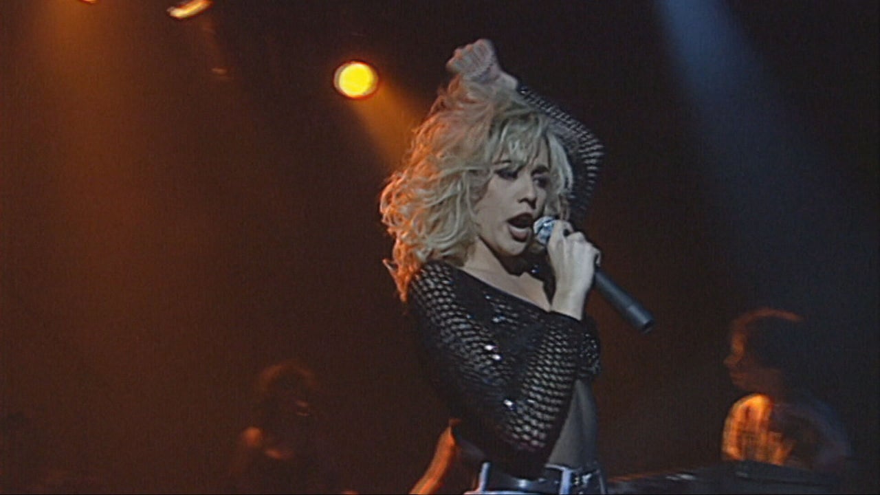 Marta Sánchez turns 40 on stage