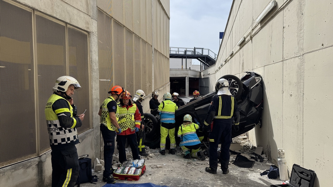 A woman gets trapped inside her car after falling from 8 meters in Madrid