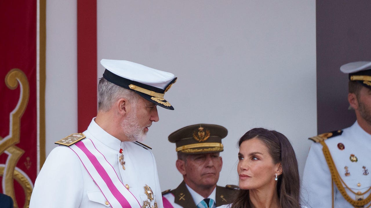 The Kings head in Tenerife the Armed Forces Day Parade with more than 3,000 military
