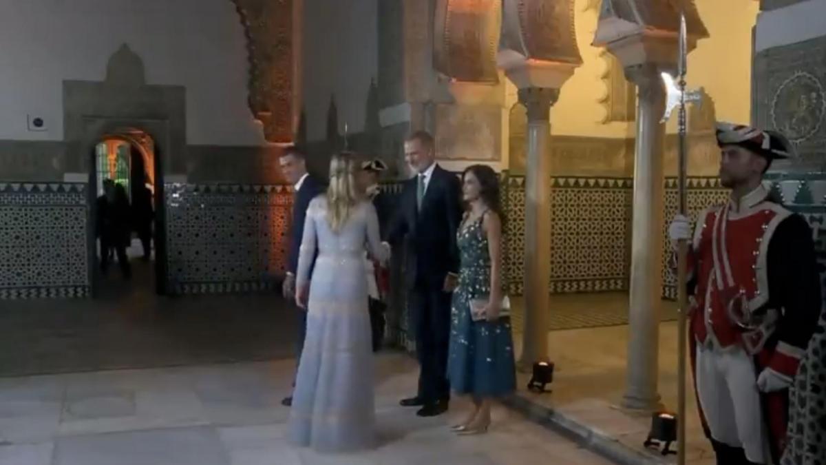 In the eyes of two experts in protocol it is clear who is to blame in what happened with Sánchez and the kings of Spain