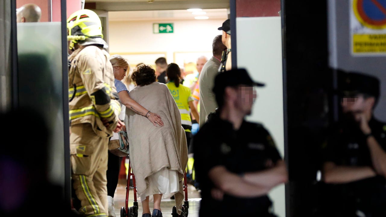 One person dies and another 19 are injured after a fire in an elderly residence in Zaragoza