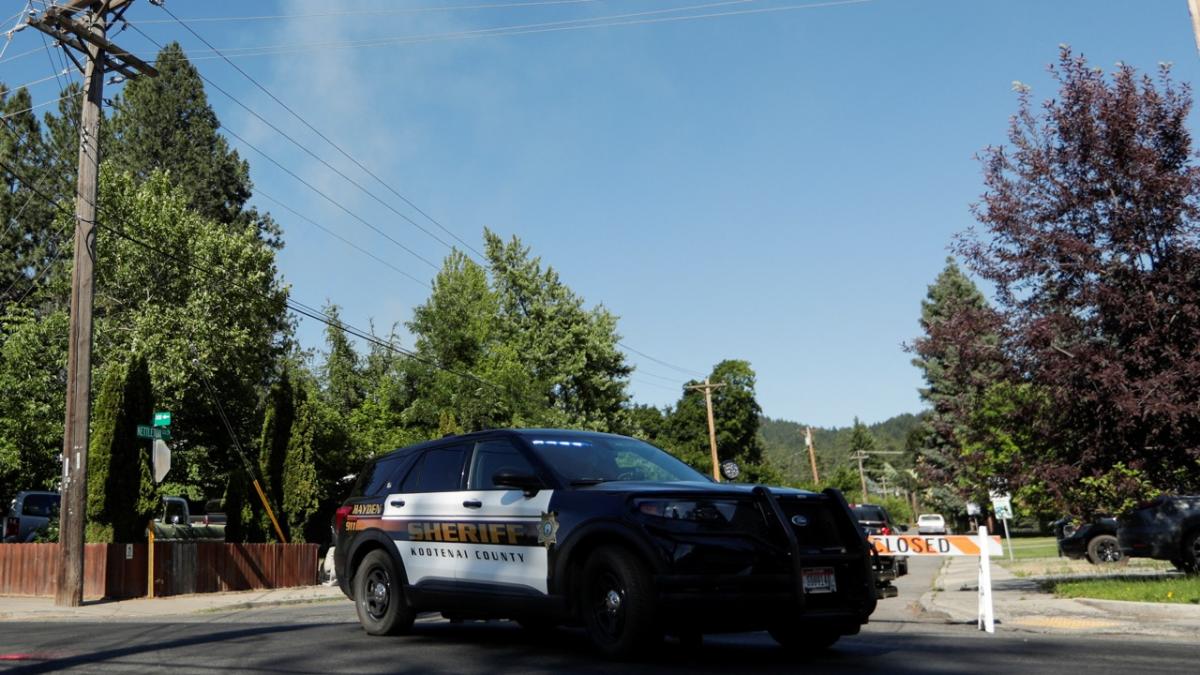At least two dead firefighters in the US for a shooting during a forest fire